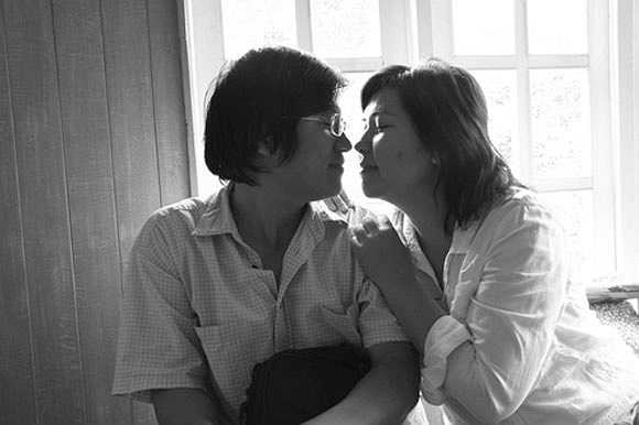 Nhắc đến những đôi uyên ương đẹp như mơ của showbiz Việt, khán giả không thể bỏ qua cặp đôi Phương Thảo - Ngọc Lễ. Cả hai quen biết nhau khi cùng tham gia ban nhạc Đen Trắng vào năm 1990.