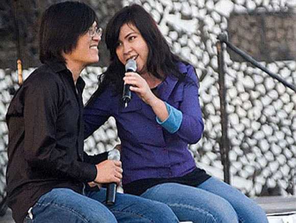 Năm 1993, cả hai quyết định 'góp gạo thổi cơm chung' và tạo nên cặp song ca đình đám của showbiz Việt thời bấy giờ với các hit khủng như Xe đạp ơi, Cafe một mình, Dấu yêu tình đầu...