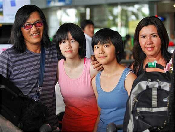  Và showbiz Việt đã rất bàng hoàng khi cặp đôi bất ngờ rũ bỏ ánh hào quang sân khấu để sang Mỹ định cư và chủ yếu tập trung vào công việc ở phòng thu tại nhà.