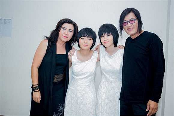 Vào ngày 9/7 vừa qua, gia đình Phương Thảo - Ngọc Lễ đã đáp chuyến bay về Việt Nam để thăm người thân và tham gia chương trình Câu chuyện âm nhạc.