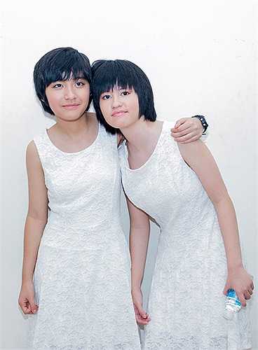 Có thể thấy, cả hai đã thay đổi rất nhiều kể từ khi rời khỏi Việt Nam. Phương Thảo trông tròn trịa và đen hơn trước, trong khi Ngọc Lễ vẫn trung thành với mái tóc dài phá cách. 