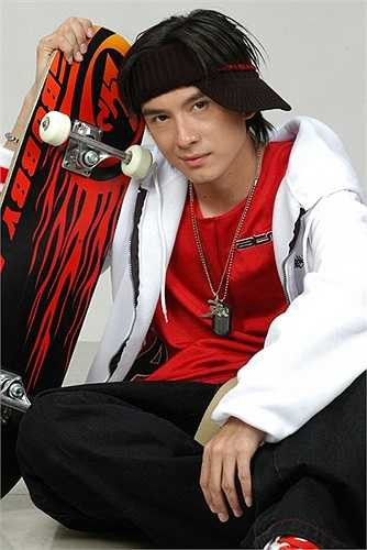 Những nghi ngờ trước đây về giọng hát không còn khi anh đưa những bài hát như Dòng máu Lạc Hồng, Lời ru ngàn đời, Chim trắng mồ côi, Dây đủng đỉnh buồn, Anh ba khía… trở thành những bài hit 