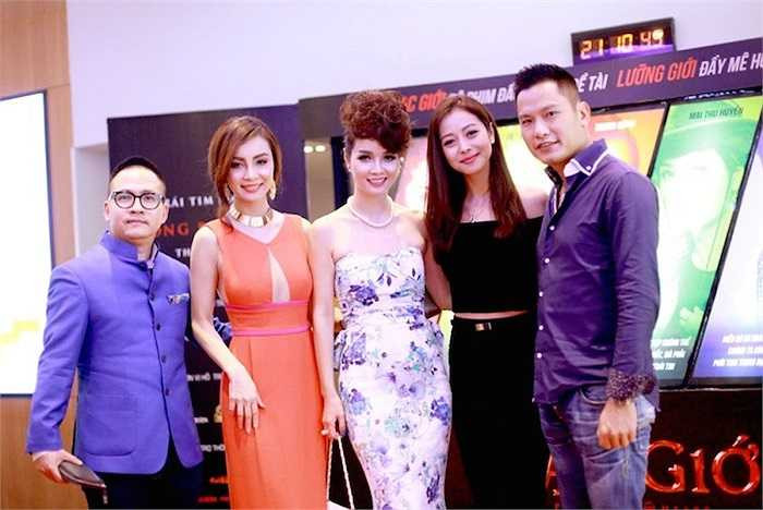 Người đẹp diện áo crop-top trẻ trung, khoe vẻ gợi cảm bên chồng điển trai.