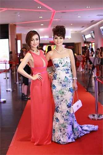 Sau khi nhận được những phản hồi tích cực từ buổi họp báo tại TP.HCM, Mai Thu Huyền cùng chị gái Mai Thu Trang mang 'Lạc giới' ra quảng bá ở Hà Nội. 