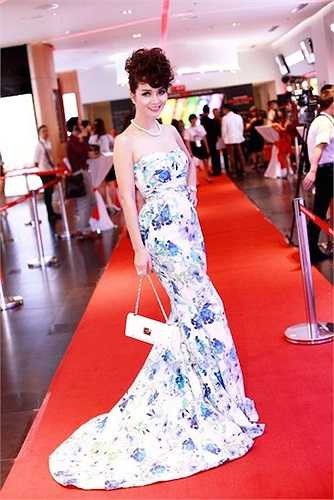 'Cô Trúc' của 'Những ngọn nến trong đêm' diện một thiết kế bó sát với họa tiết hoa.