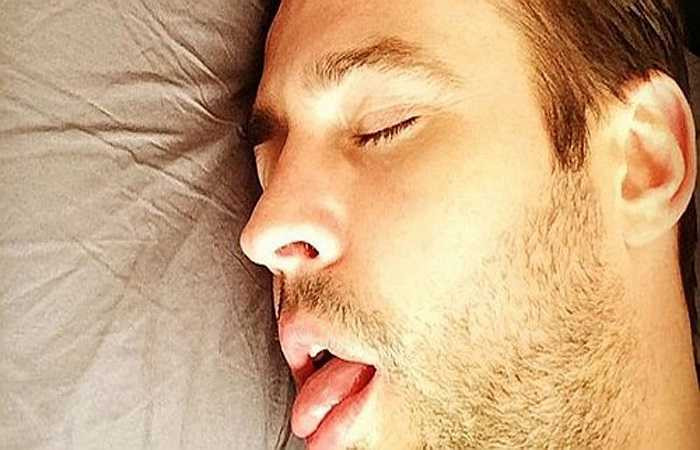 Rối loạn giấc ngủ: Nguồn sáng mạnh có sắc xanh phát ra từ màn hình máy tính và điện thoại có khả năng ngăn cản việc cơ thể tiết ra melatonin vào ban đêm. Đây là hormone rất quan trọng trong việc điều hòa đồng hồ sinh học và quyết định đến giấc ngủ của con người. 