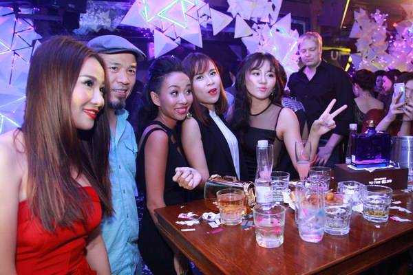 Andrea kín đáo đọ dáng bên Tú Anh gợi cảm