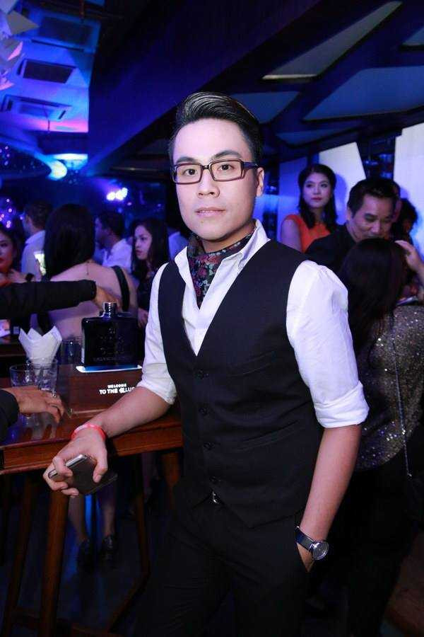 Andrea kín đáo đọ dáng bên Tú Anh gợi cảm