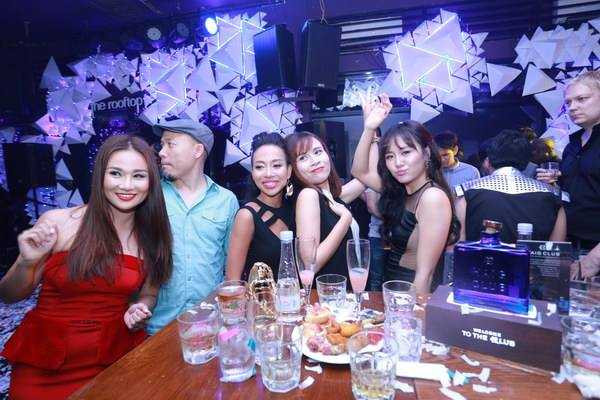 Andrea kín đáo đọ dáng bên Tú Anh gợi cảm