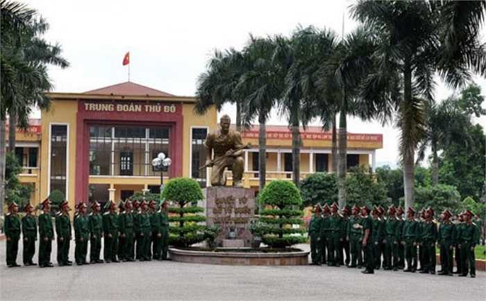 Trong kháng chiến chống Pháp, cùng với những chiến công xuất sắc trong chiến đấu bảo vệ Hà Nội, đơn vị được vinh dự mang tên: Trung đoàn Thủ đô. 