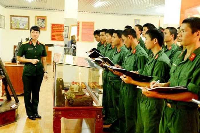 Chính vì thế, cứ vào dịp tháng 10 hằng năm, cùng với quân và dân Thủ đô, cán bộ, chiến sĩ trong đơn vị lại ra sức thi đua lập thành tích, tạo nên những đóa hoa tươi thắm chào mừng Ngày Giải phóng Thủ đô. 