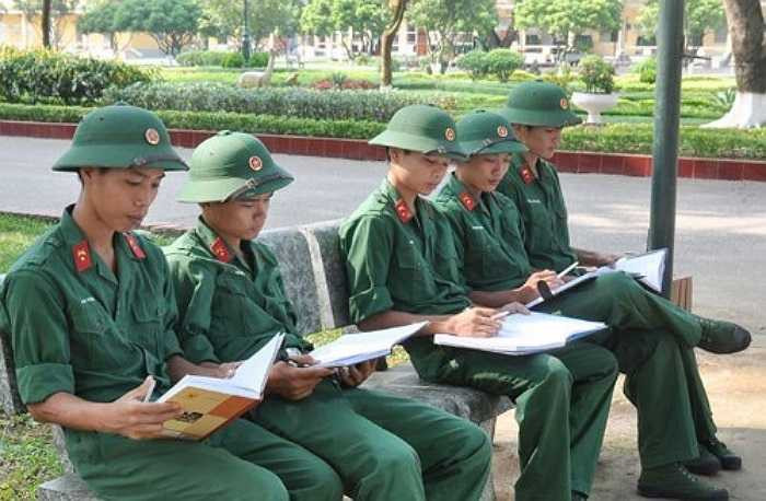 Tranh thủ ôn tập chính trị. 