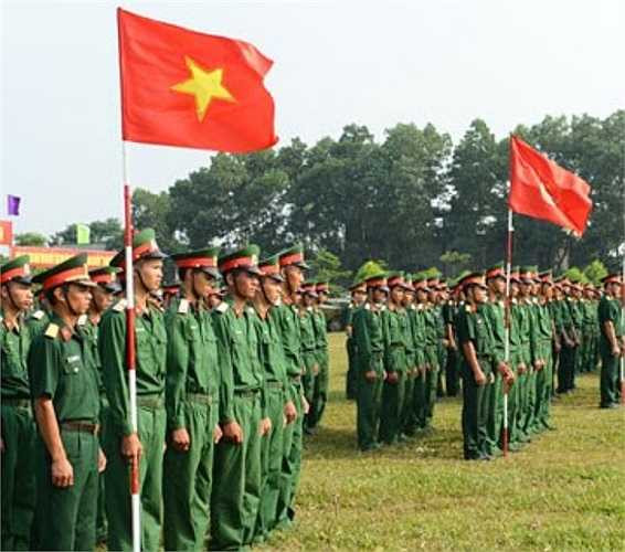 Hàng ngũ chỉnh tề dưới cờ truyền thống. 