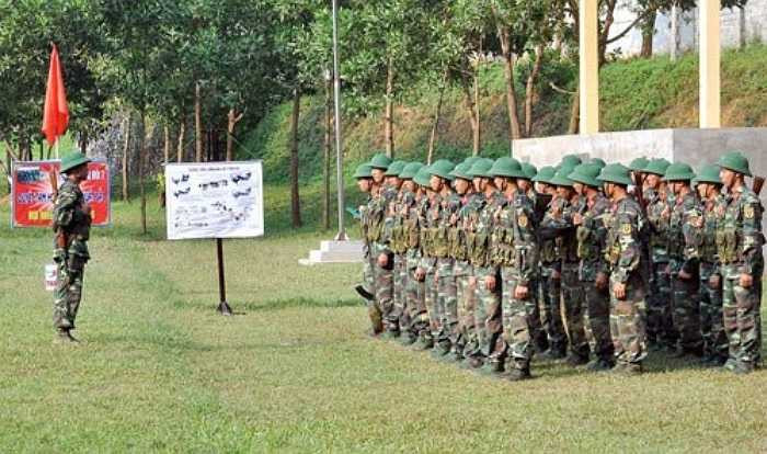 Huấn luyện lý́ thuyết gắn thực hành ngoài thực địa.