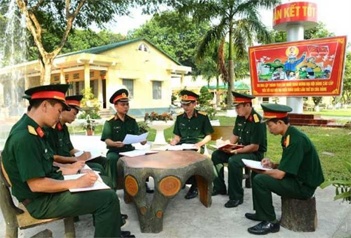 Trung tá Vũ Xuân Thọ, Chỉnh ủy trung đoàn (ngồi giữa) triển khai nhanh nhiệm vụ cho cán bộ chính trị Tiểu đoàn 8. 