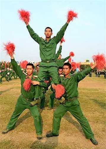 Tập xếp hình, xếp chữ trong lễ phát động thi đua. 