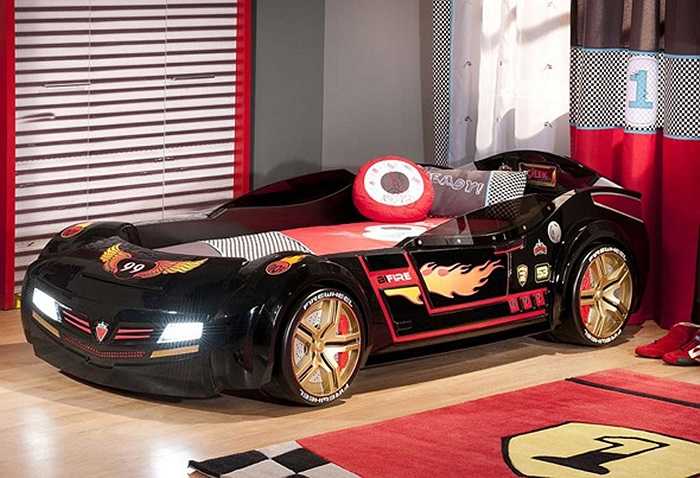 Giường này không rõ theo phom xe gì nhưng đèn pha có thể bật tắt và bốn chân giường sử dụng 4 bánh xe thật.