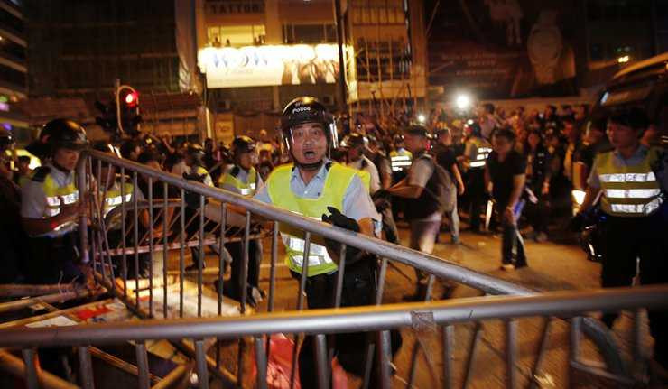 Biểu tình ở Hong Kong kết thúc ngày trong đụng độ bạo lực