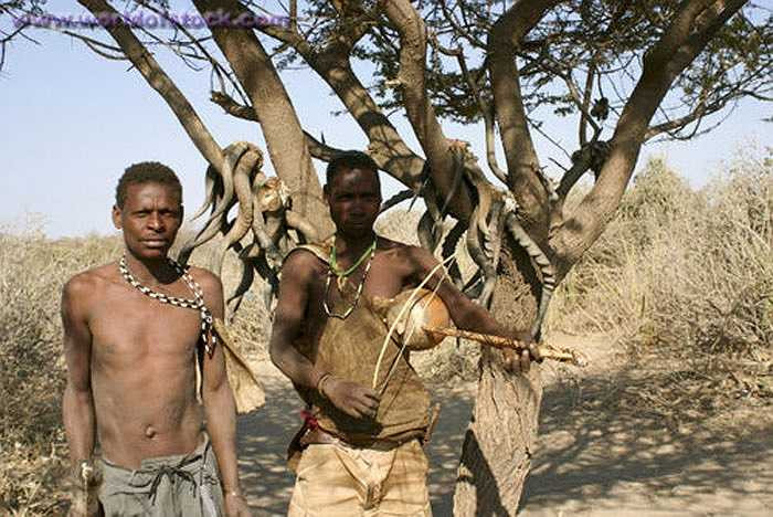 Bộ tộc này chưa từng dính đến các cuộc chiến tranh, xung đột và cũng chưa từng chịu cảnh dịch bệnh, thiên tai. Chính vì vậy họ cứ hồn nhiên vui sống như ông cha họ vẫn sinh tồn.