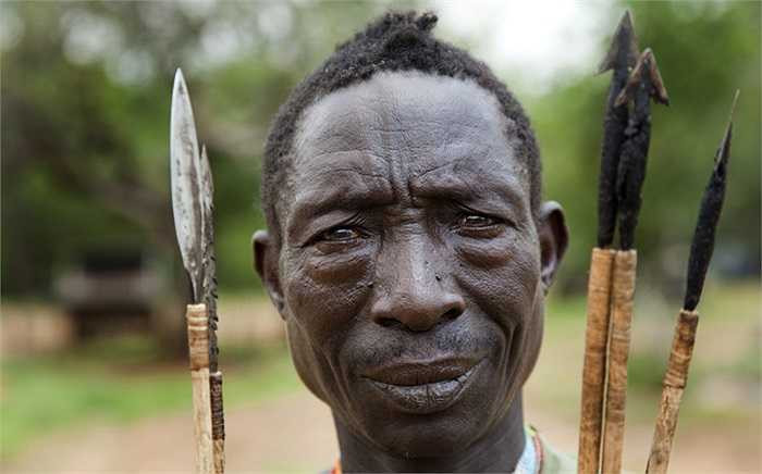 Người Hadza gần như không tiếp xúc với thế giới hiện đại, nhưng họ cũng biết loài người ngoài kia đã sử dụng những dụng cụ hiện đại để tạo lửa. 