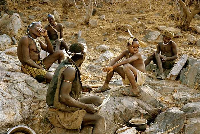 Chính phủ Tanzania đã tìm cách bảo vệ và tránh nguy cơ tuyệt chủng cho bộ tộc này bằng cách xây nhà cho họ và hướng họ đến lối sống văn minh, song mọi lỗ lực thay đổi quan niệm sống của bộ tộc này đều vô dụng.