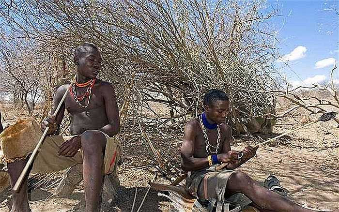 Từng nhóm người sống với nhau và quan hệ tình dục tự do. Những người phụ nữ của bộ tộc thường sinh con với nhiều người đàn ông khác nhau.