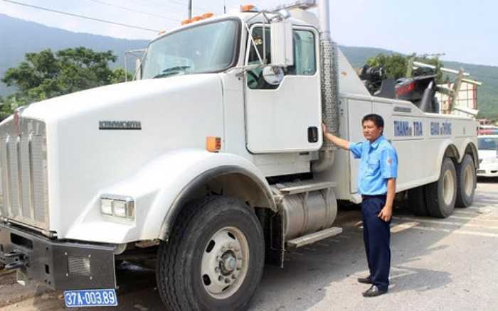 Anh Phạm Văn Phúc, chi cục đường bộ II.4 Quảng Bình- người lái chiếc xe 'khủng' mang BKS 37A - 003.89 cho biết, đây là chiếc xe nằm trong 1 bộ (gồm 3 chiếc xe: xe cứu hộ, xe cứu nạn và máy xúc) có giá khoảng 30 tỷ mà tổng cục đường bộ mua cho cục đường bộ II để xử lý xe quá tải.