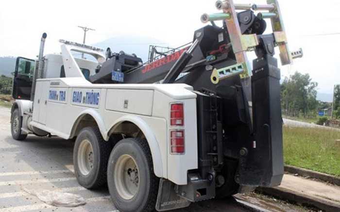 Riêng chiếc 'khủng' thực chất là xe cứu hộ giao thông, nhập nguyên chiếc từ Mỹ, của hãng JERR - DAN có giá khoảng 13 tỷ đồng, về Việt Nam đã được 3 tháng. 