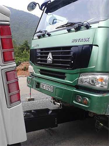 Một chiếc Hổ Vồ bất tuân mệnh lệnh đang được chiếc xe đặng chủng cẩu kéo đi.