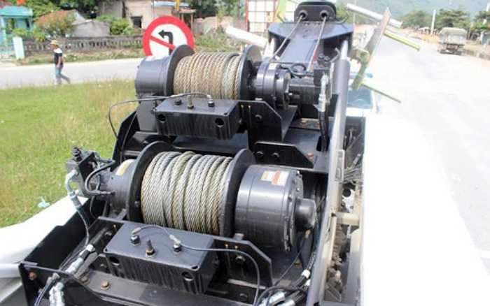 Chiếc xe nặng khoảng 30 tấn, nếu kéo nổi (móc vào trục 2 bánh trước) thì chiếc xe kéo được khoảng 30 tấn, còn nếu kéo chìm (giống như container) thì có thể kéo được xe có tải trọng 70 - 80 tấn, thậm chí là cả trăm tấn.