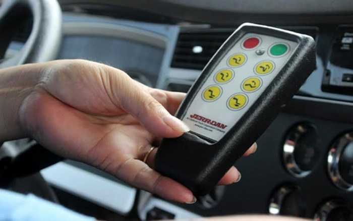 Ngoài hệ thống điều khiển bằng tay, chiếc xe còn có thể điều khiển cần trục bằng hệ thống từ xa.