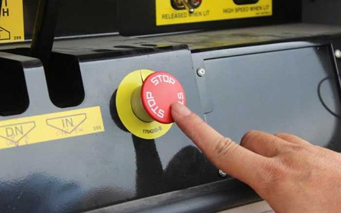 Khi đang tiến hành cẩu mà phát hiện có vấn đề, chỉ cần nhấn nút STOP mà toàn bộ hệ thống của xe sẽ dừng lại.