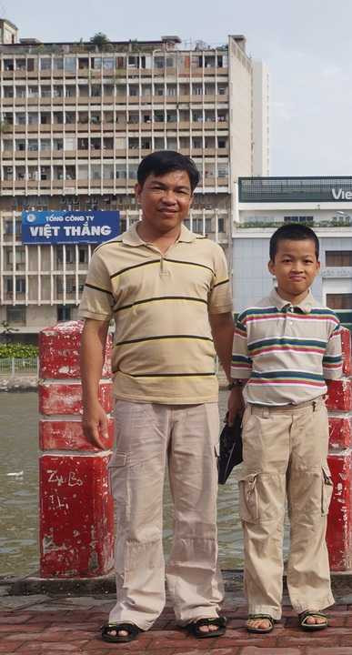 Hai cha con anh Nguyễn Hoàng Duy (2004) và Nguyễn Hoàng Hải (1969) trong thử thách nấu ăn.