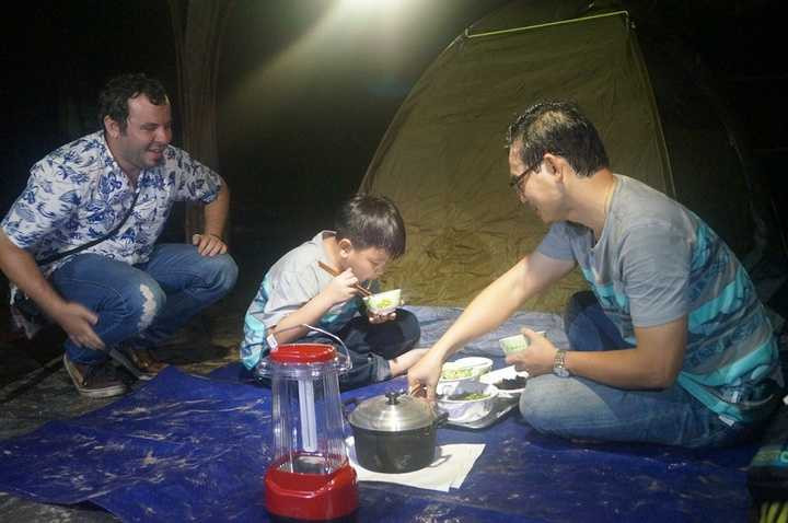 'Lần đầu tiên con thấy ba ăn nhưng ba nấu còn ngon hơn mẹ' – bé Võ Khai Minh nịnh cha.