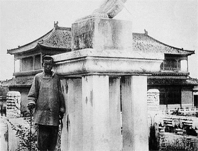 Thái giám là những người đàn ông 'tịnh thân' (cắt bỏ bộ phận sinh dục) để trở thành 'người trung tính', cả cuộc đời làm nô bộc hầu hạ hoàng đế và gia đình của hoàng đế trong triều đình Trung Quốc.