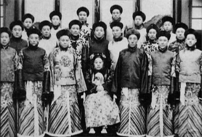 Từ thời Đông Hán, cung cấm của các hoàng đế Trung Quốc mới bắt đầu yêu cầu toàn bộ nam giới hầu hạ trong cung trở thành hoạn quan để tránh rắc rối trong các mối quan hệ với số lượng lớn phụ nữ sinh sống trong cung.