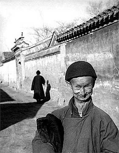 Vào năm Càn Long thứ 49 (năm 1784), một thái giám xin phép nghỉ ba ngày để về thăm mẹ vì bà ốm nặng, mẹ mất nên thái giám đó phải làm đám tang, khi anh ta vội vã trở lại cung thì muộn nửa ngày, sau đó anh ta phải làm việc tại chuồng ngựa trong 3 năm.