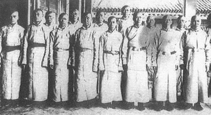 Cuộc sống thường ngày bình lặng, buồn chán cũng là một sự dày vò đối với thái giám trong cung, trong ca trực họ không có nhiều việc để làm, khi không trực thì ngoài phục vụ đại thái giám, họ không có việc gì khác.