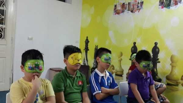 Học sinh bịt mắt đánh cờ