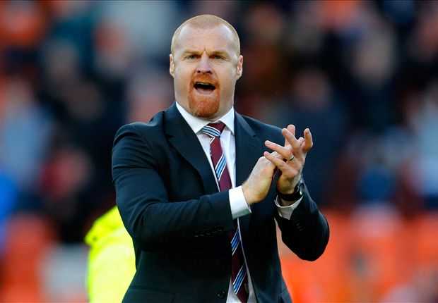 Sean Dyche đang bộn bề khó khăn với Burnley