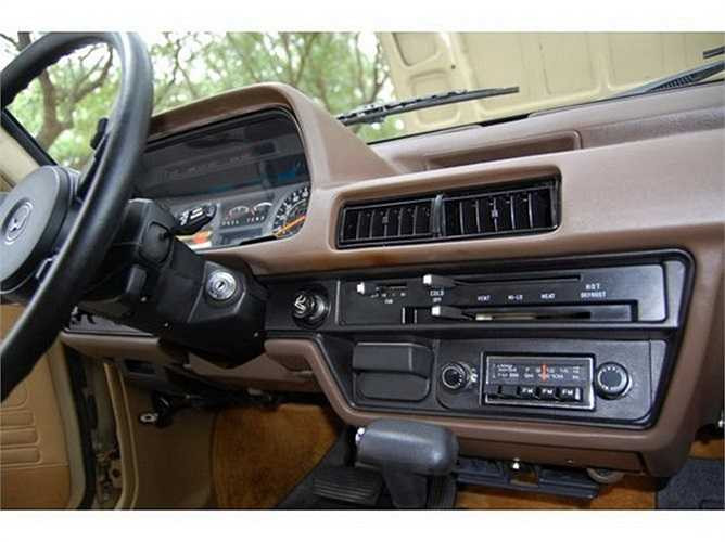 Khoang lái được trang bị các thiết bị tiêu chuẩn như đồng hồ tốc độ, đèn cảnh báo nhiên liệu, đèn báo thay dầu, cảnh báo vòng quay bánh xe, dàn âm thanh, radio...