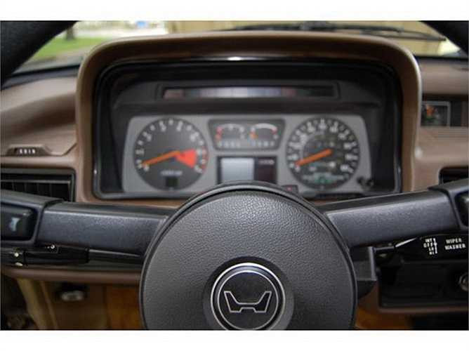 Cận cảnh bánh lái và cụm đồng hồ hiển thị trong khoang lái.