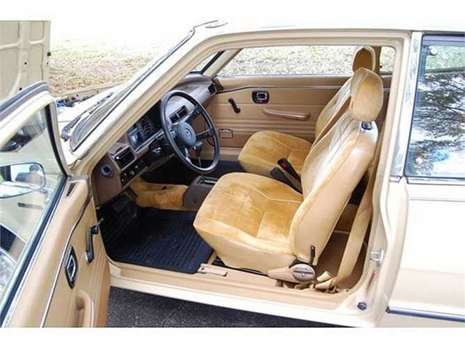 Nội thất bên trong cũng được bố trí khá đơn giản với gam màu cà phê sữa.