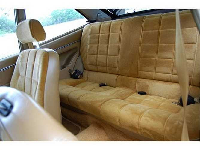 Toàn bộ ghế ngồi, thảm sàn đều mang tông màu giống nhau. Nhà sản xuất sử dụng chất liệu da lộn khá sang trọng.