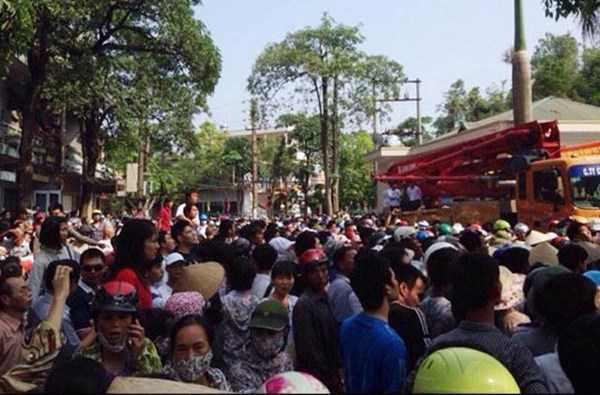 Vụ treo cổ trong nhà giam: Người nhà mang quan tài 'vây' trụ sở công an