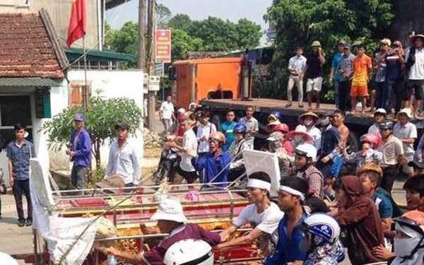 Vụ treo cổ trong nhà giam: Người nhà mang quan tài 'vây' trụ sở công an