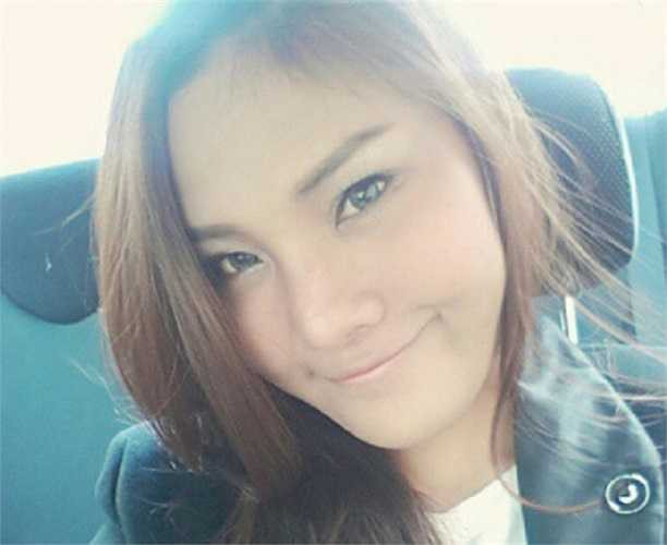 8. Nuntita 'Belle' Khampiranon - 14.000 người theo dõi: Belle (29 tuổi) hiện là ca sĩ nhạc pop khá nổi ở Thái Lan. Cô được nhiều người biết đến sau màn thử giọng tại chương trình Thailand's Got Talent năm 2011. Cô gây chú ý nhờ khả năng có thể hát cả giọng nam và nữ. Nhờ đó, Belle đã được ký hợp đồng với hãng Sony BMG. Single đầu tay của cô gái 29 tuổi - Siang Tee Bplian cũng nhanh chóng thành hit, gây tiếng vang lớn.