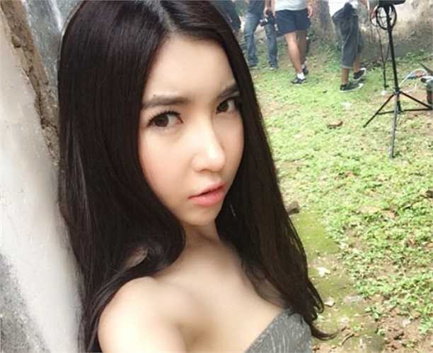 4. Purimprud 'Lookpad' Chaiyakham - 59.000 người theo dõi: Lookpad là một nghệ sĩ chuyên nghiệp. Từ một càu thủ, giờ cô nàng 28 tuổi là gương mặt quen thuộc trên hàng loạt các bộ phim truyền hình, chương trình và video âm nhạc. Cô từng tạo đột phá khi vào đến vòng bán kết cuộc thi Thailand's Got Talent mùa 2. Hiện cô là thành viên chủ chốt trong show diễn của người chuyển giới nổi tiếng - Alcazar tại Pattaya.