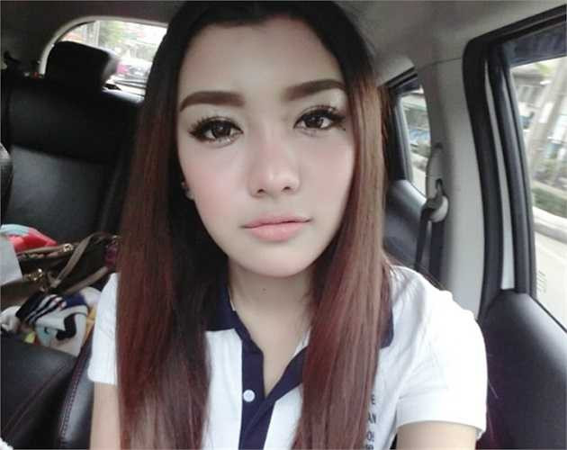 3. Pitchanan 'Ploy' Srisawaspakorn - 68.000 người theo dõi: Ploy trở nên nổi tiếng sau tin đồn cặp kè với nghệ sĩ Phasut 'Art' Banyaem của kênh truyền hình Channel 3. Vụ việc này sau đó đã khiến Art và bạn gái chia tay. Thực tế, Ploy không bao giờ vắng mặt trong danh sách những cô nàng chuyển giới hot nhất Thái Lan. Cô cũng từng không ít lần được mời làm người mẫu trang bìa cho tạp chí Volume danh tiếng.