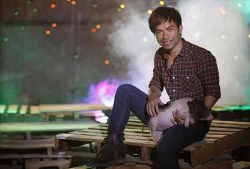 Hình ảnh chàng ca sĩ người dân tộc mộc mạc vừa bị Yasuy phá bỏ trong scandal con rơi vừa qua. Đầu tháng 10, quán quân Thần tượng Việt Nam thừa nhận anh có con trai với một fan nữ tên Thúy dù trước đó anh từng chối bỏ.